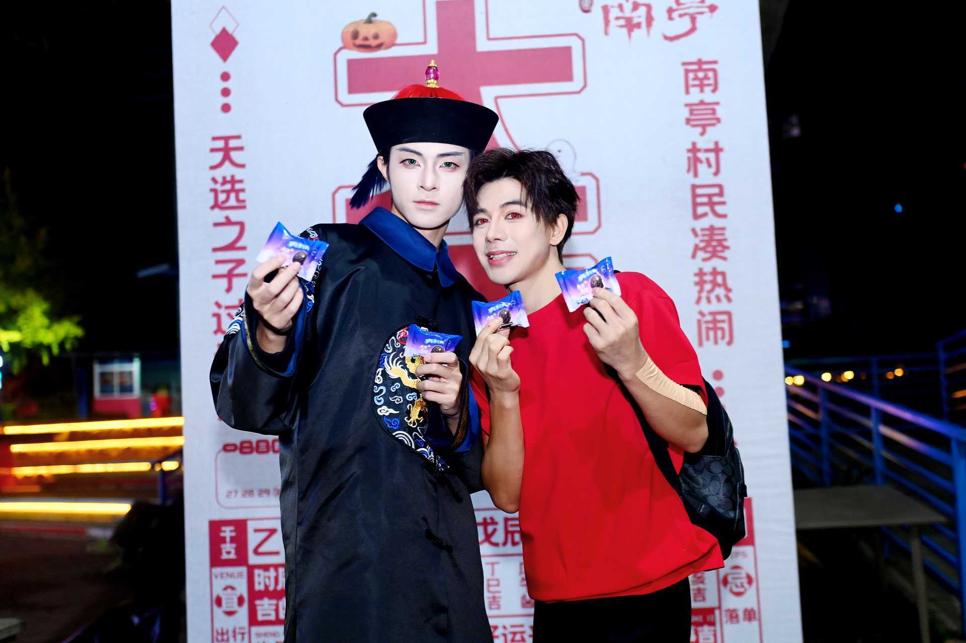 成都一群冷面帅男吃得真好 本来应该从从容容游刃有余，结果转角遇到一群帅哥夜行，肯