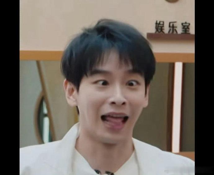 彭昱畅密室最吃压力之人密室大逃脱面对 NPC 妈妈压迫感直接拉满，彭昱畅下意识躲