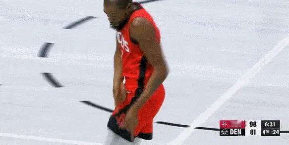 杜兰特今天是真开心了！
这怎么隐藏不了的气质啊！
记得上场比赛都被申京气的无语了