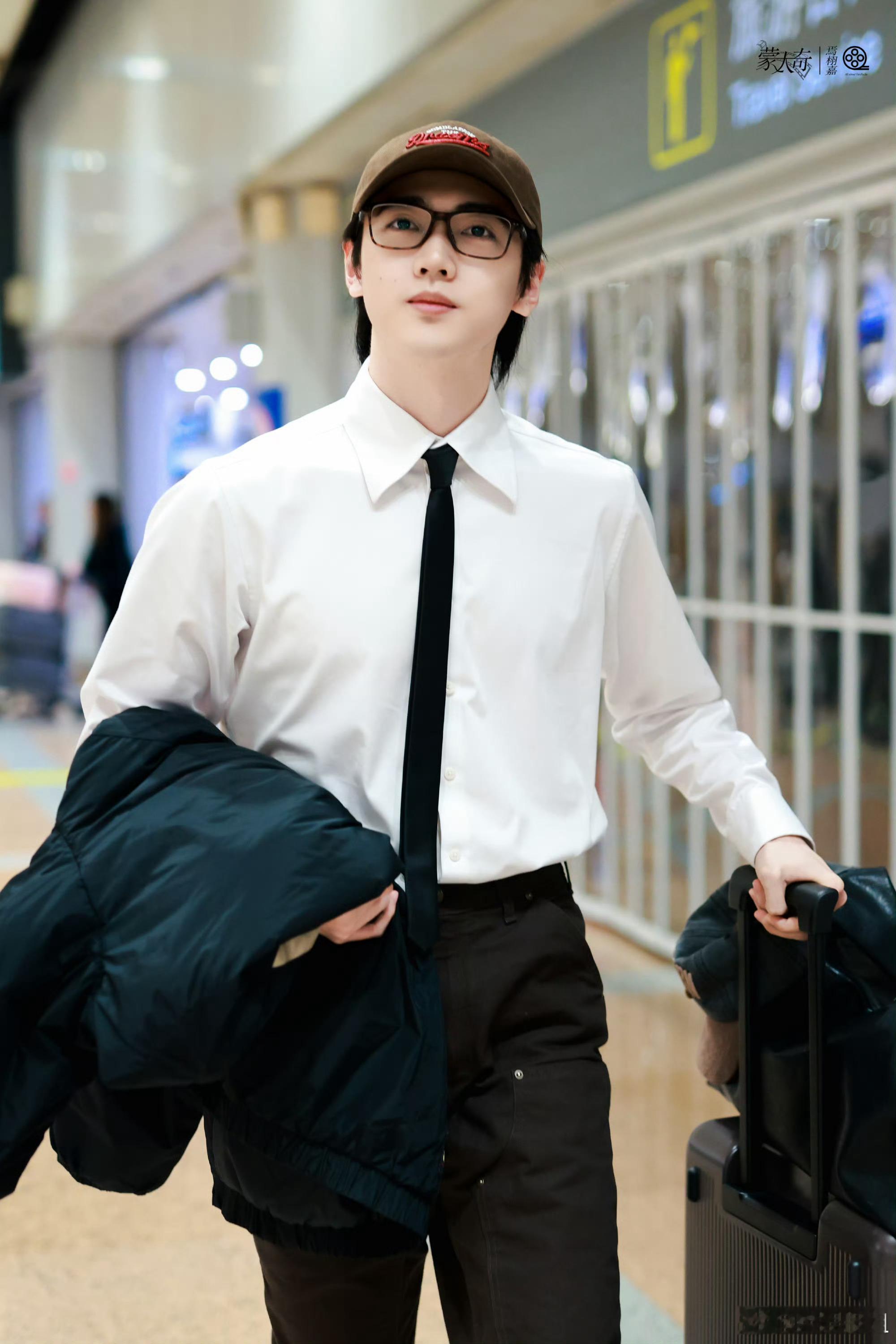 焉栩嘉签约爱奇艺焉栩嘉签约爱奇艺芃奇文化“芃”然心动的新开始！恭喜焉栩嘉加入爱奇