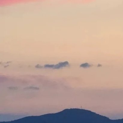 每日一善‎每日一善 “夏夜的风总是吹不完，少年的路总在跑动。” 
