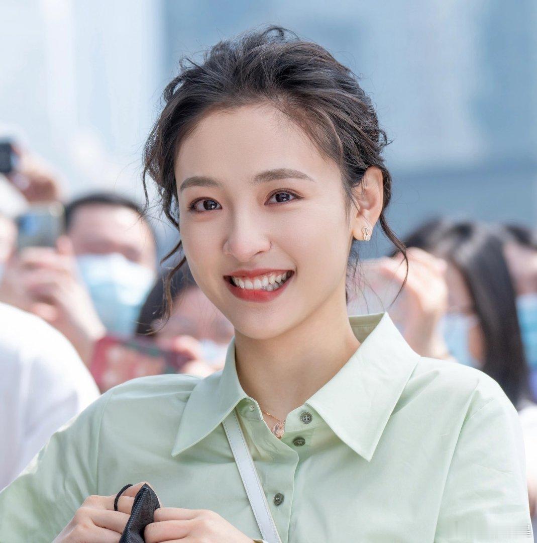 吴倩曾回应被网友说眼里没光了这很正常啊，你看看大学生和出来上半年的眼神，是不是和