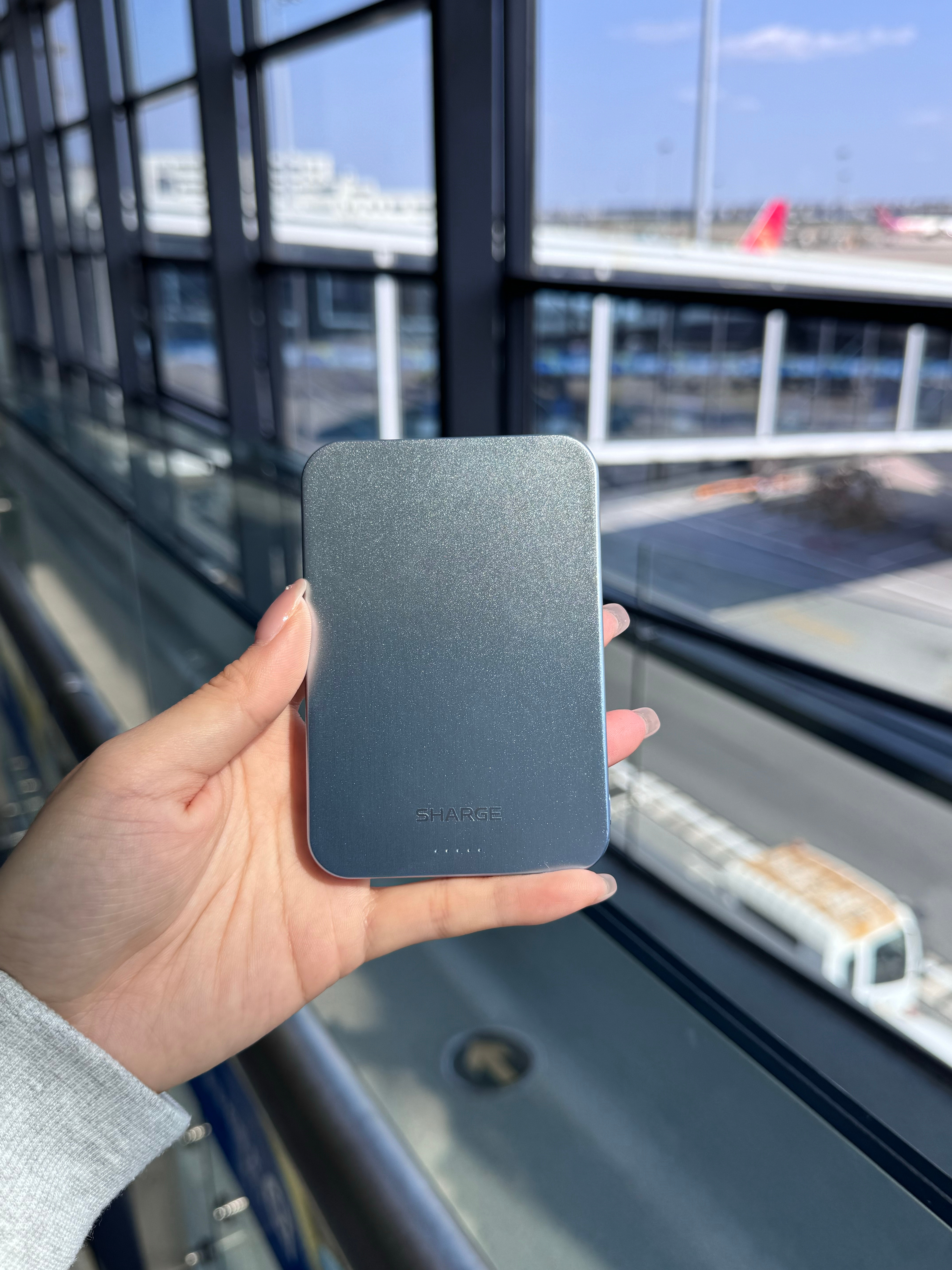 夸夸闪极这个充电宝！很薄一个，还是渐变的blingbling，带着出差刚刚好～已