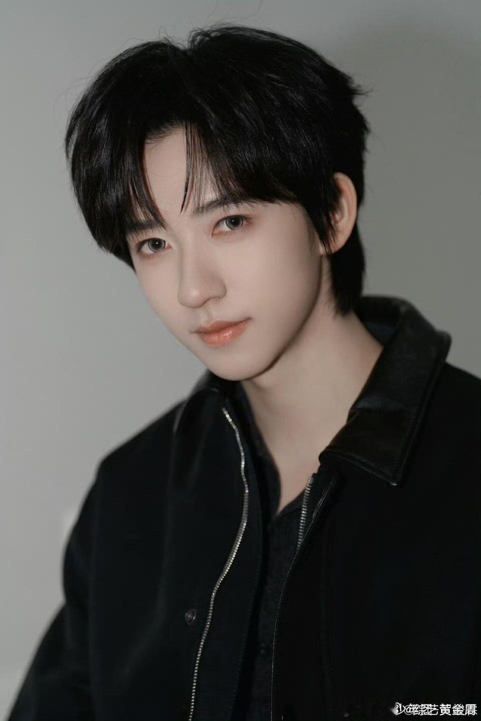 贺峻霖看到了粉丝8年前的许愿牌八年前的期待，八年后的圆满，贺峻霖值得所有美好贺峻