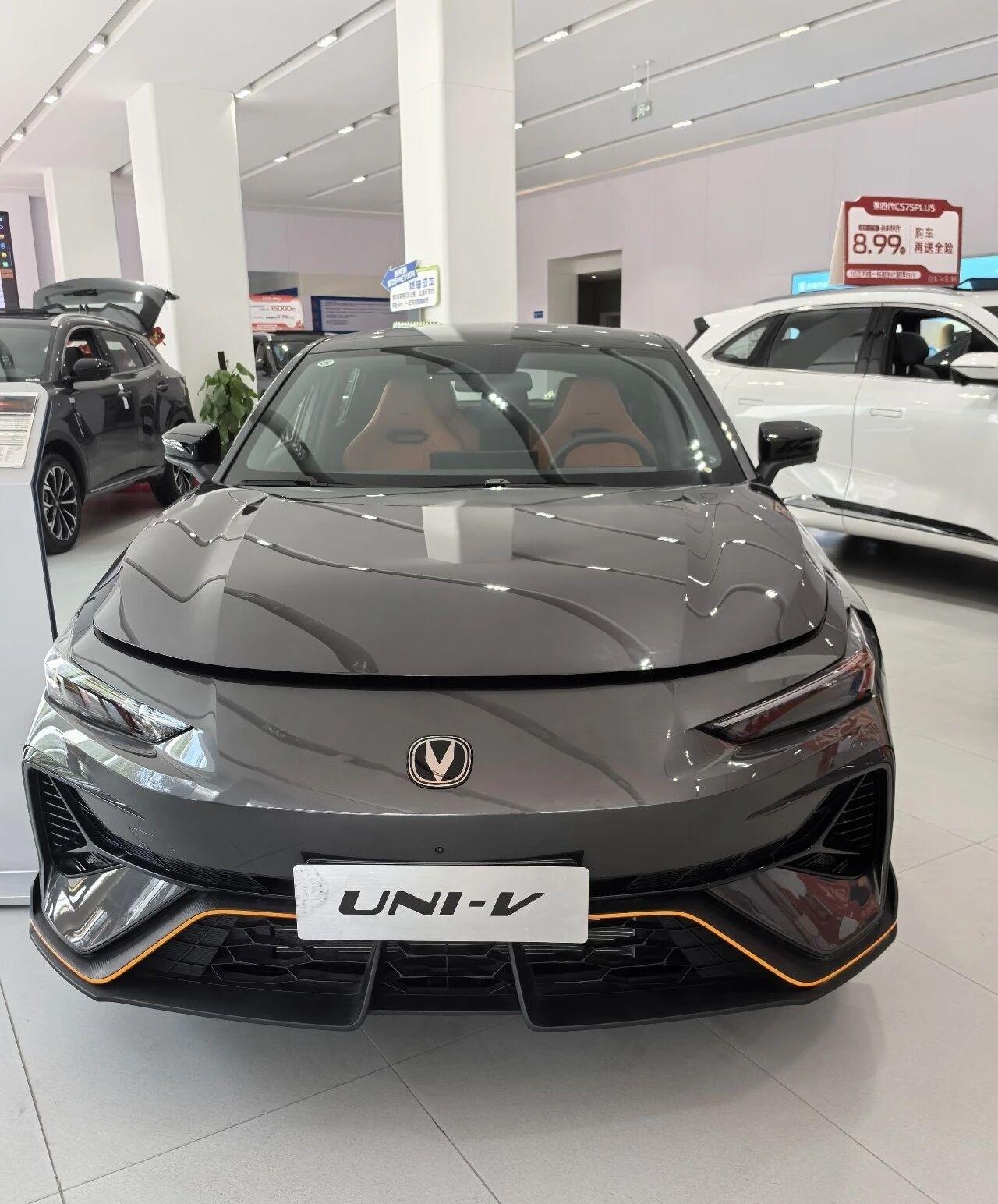 长安UNI-V，燃油车里的“平民轿跑”。最大亮点是电动尾翼和溜背造型，颜值在同价