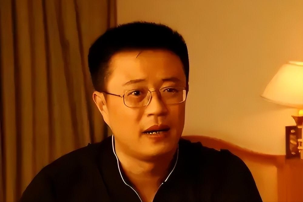 他是“戏曲主持一哥”，对瘫痪妻子不离不弃，儿子却遭歹人毒手。
 
 
 

 