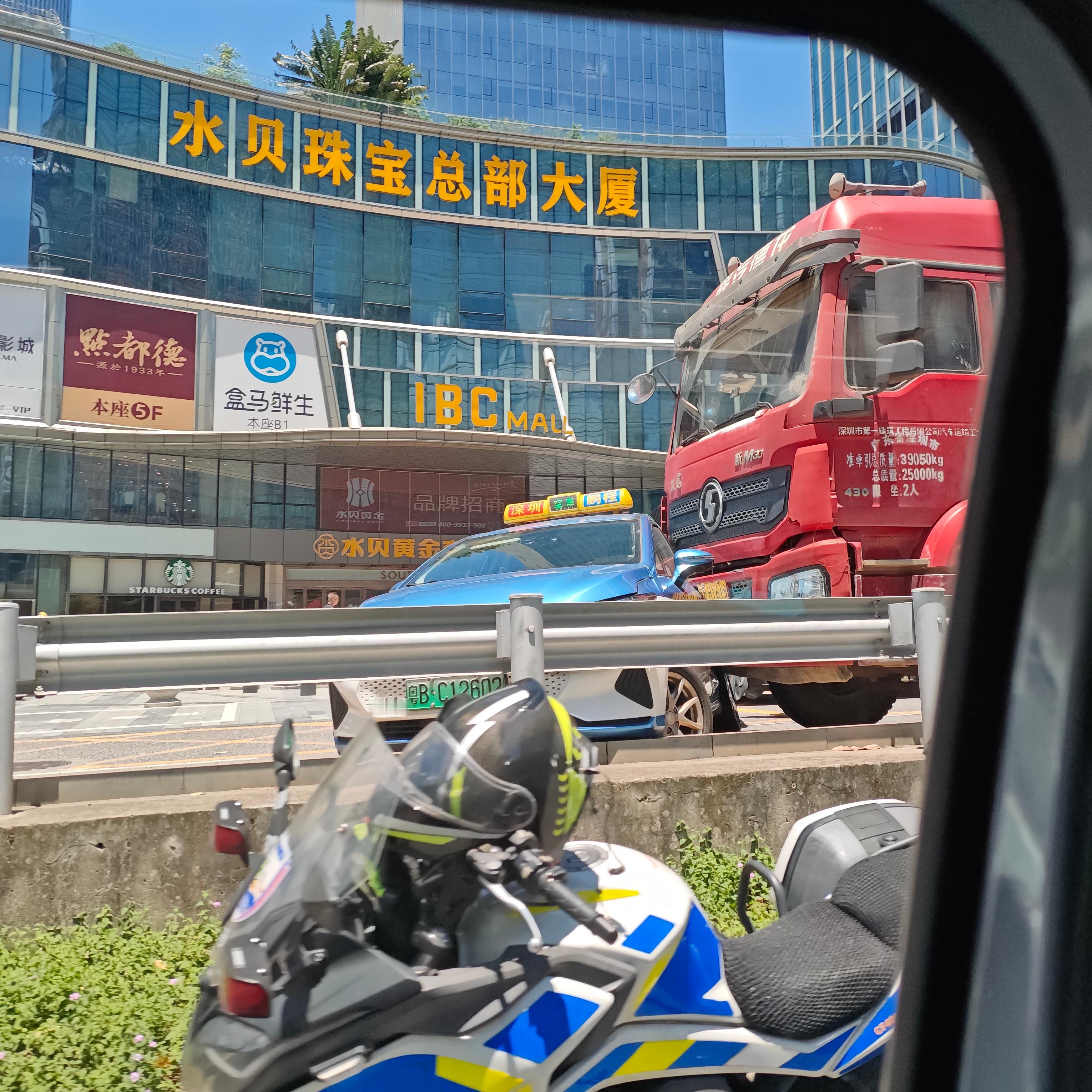 的士被货车怂上了很多的士司机开车真的是很难评这次又是谁的错[允悲]好多车anyc