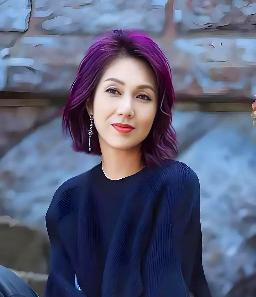 现在我最搞不懂的人，就是杨千嬅了，
 

公司发了声明说档期和制作都卡死了，演唱