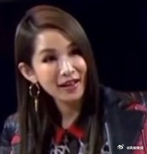 恍惚面对世界。 