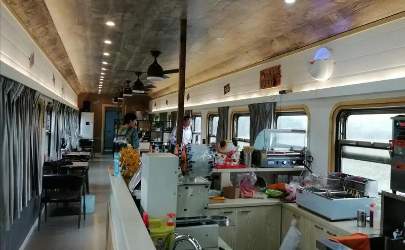 女子花钱在餐车休息，餐车师傅逐个劝离其他未消费乘客无果，无奈将钱退还给女子：“别