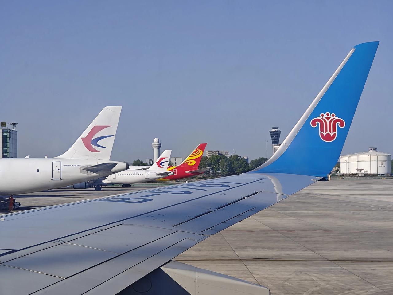 来一次新疆才能感受到祖国有多大，飞过雪山，穿过隔壁，从西安到克拉玛依，13个小时