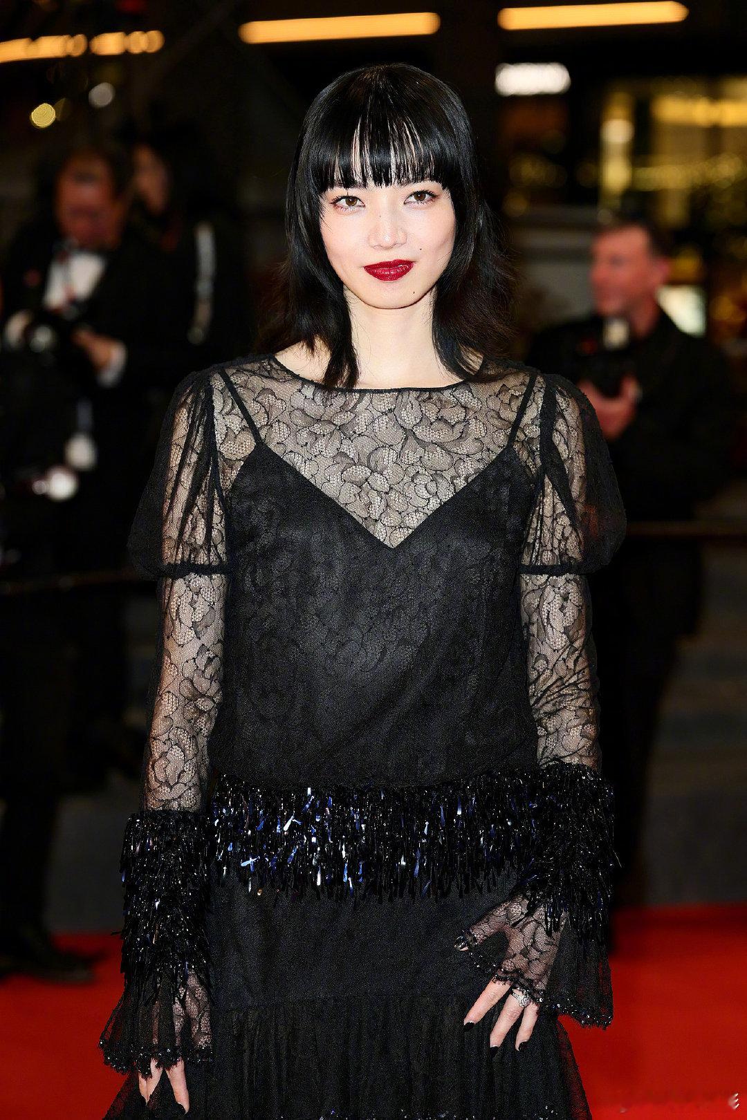 小松菜奈戛纳生图小松菜奈亮相戛纳红毯红唇黑裙，好酷的小松菜奈！ ​​​
