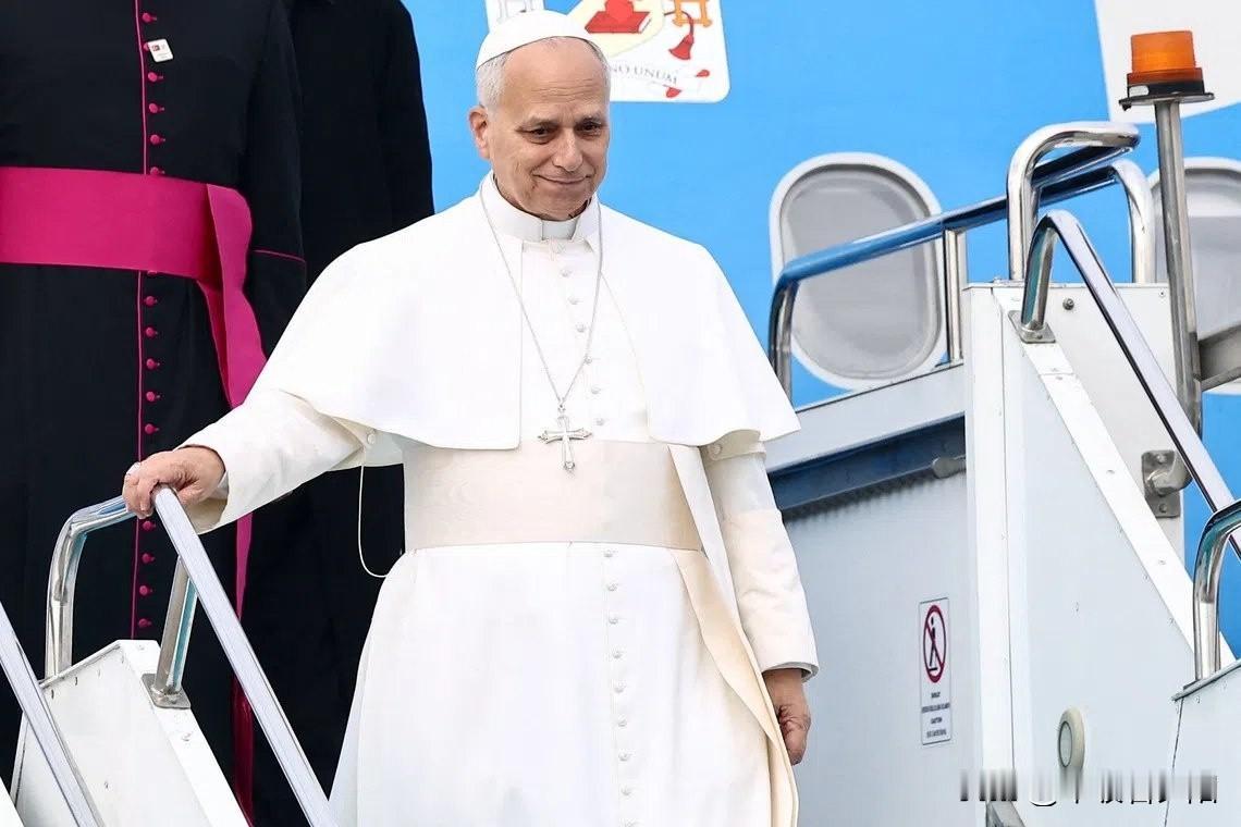 最近教宗列奥十四世第一次出访土耳其——这地方以穆斯林信众为主，他这一趟直接释放信