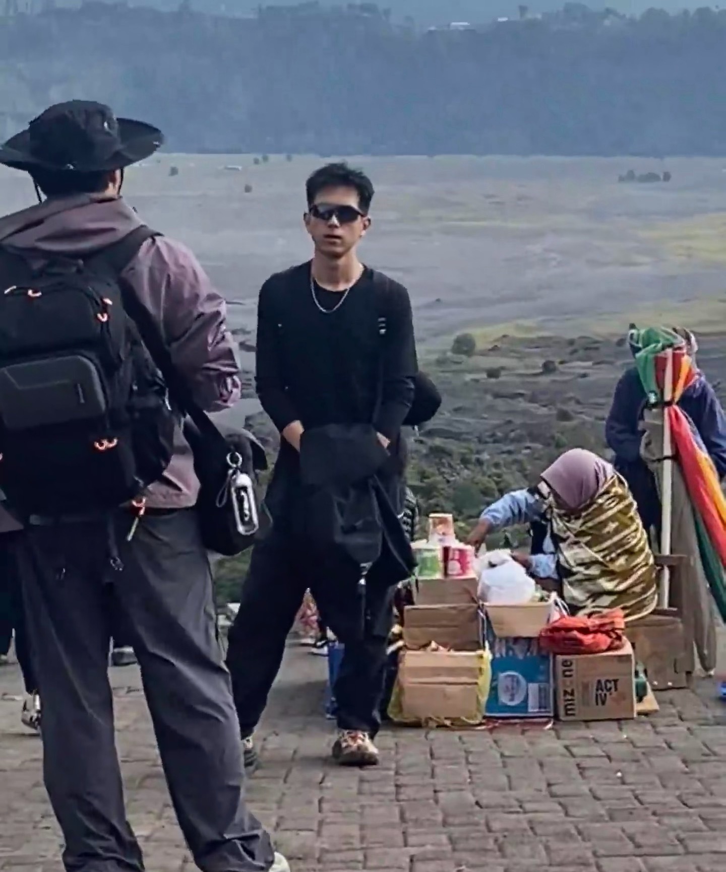 网友在印度尼西亚偶遇李现爬火山了，现哥真的有在好好生活[送花花]！ ​​​