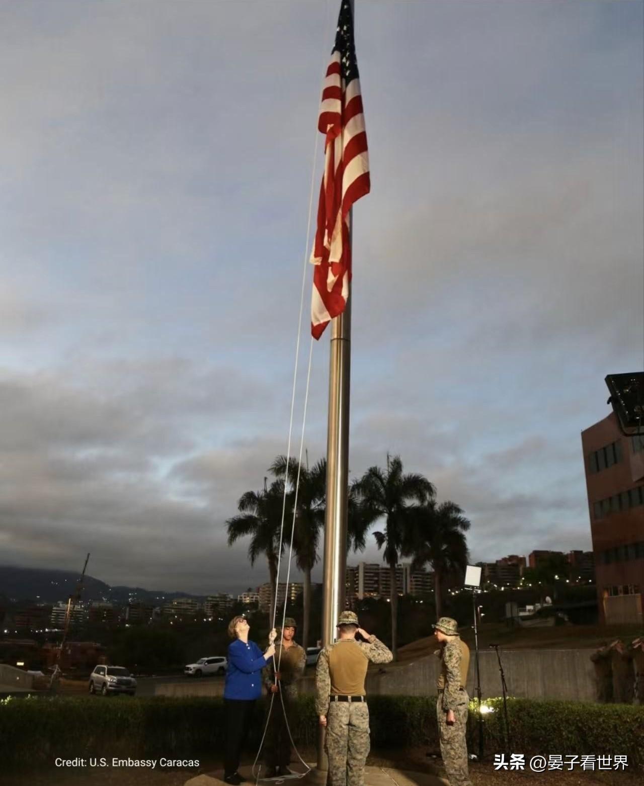 委内瑞拉首都加拉斯加🇻🇪
The American flag was rai