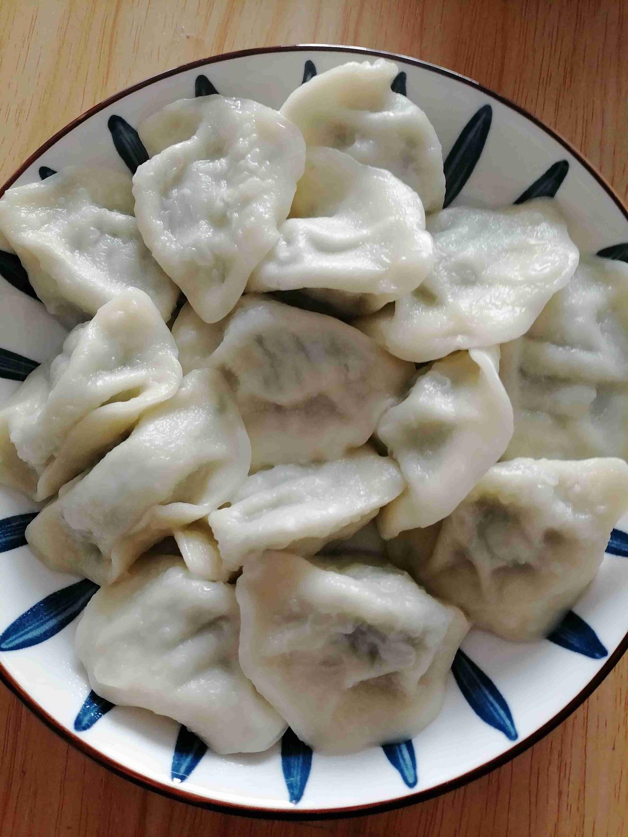 我家老同志喜欢吃带馅的，比如馅饼、饺子、包子，这些都是他的最爱，我这个人最随和也