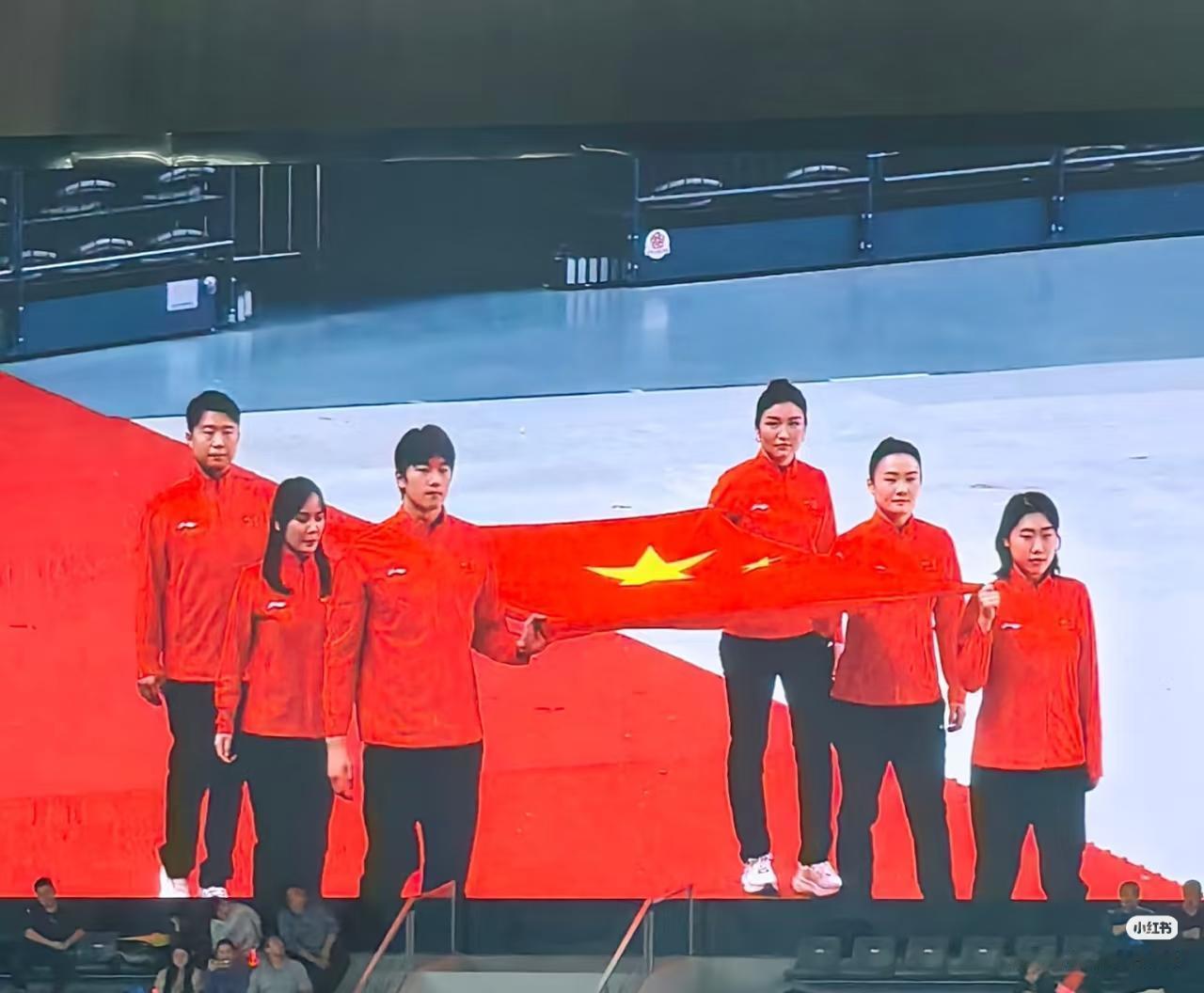 大屏幕上的漂亮宝宝汪顺