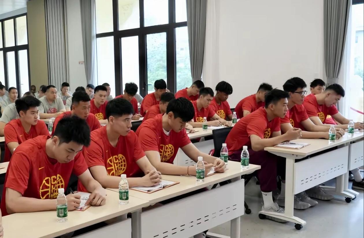 中国男篮集训队开课，球员和教练认真做笔记！

中国男篮世预赛集训队除了日常篮球训