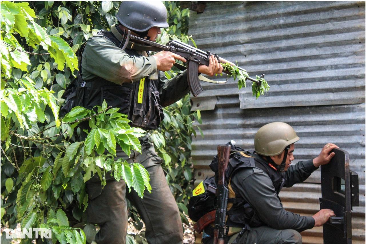 越南机动警察在动荡地区抓捕暴乱份子