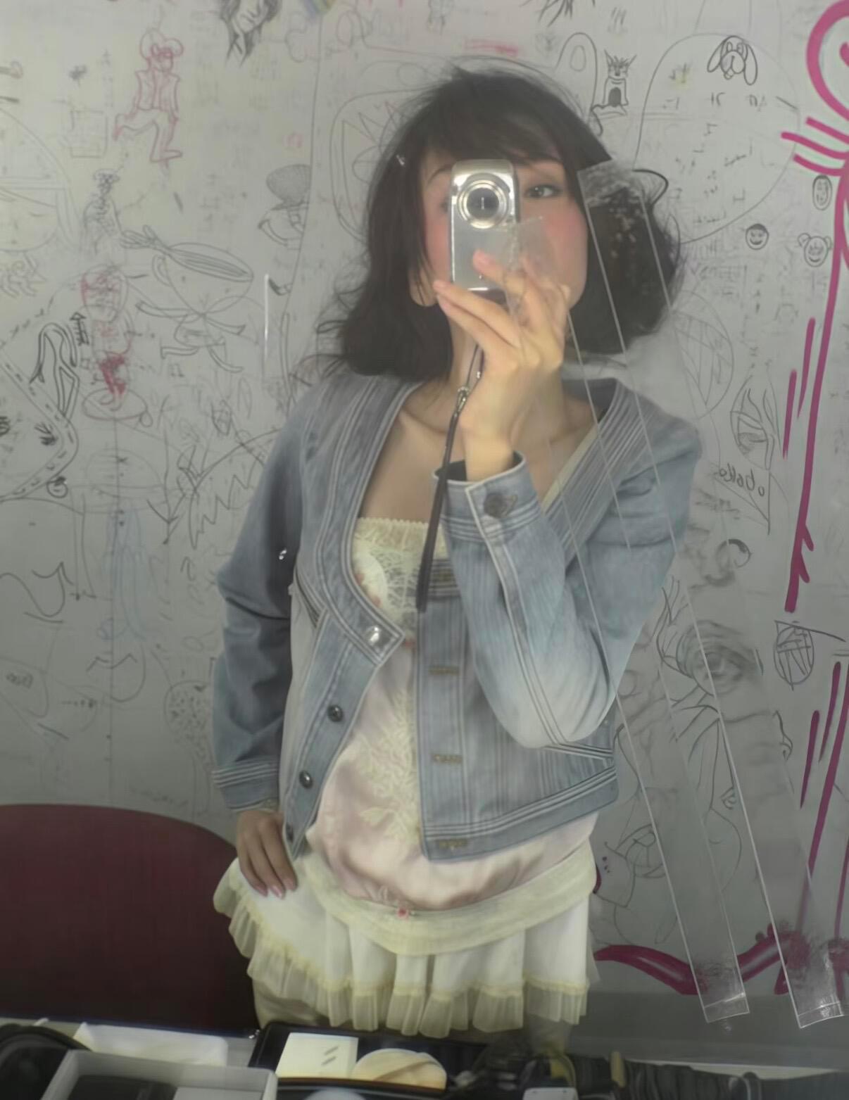 Angelababy早期对镜拍📷 