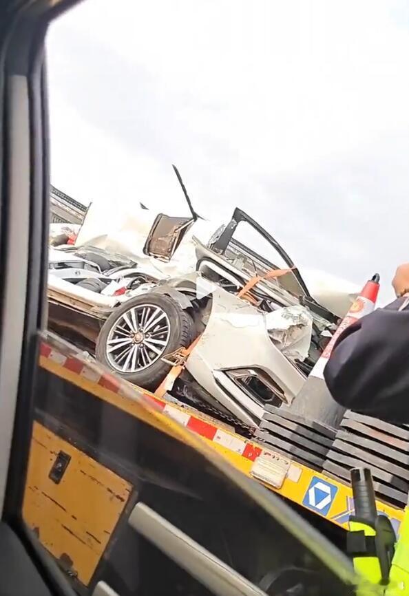 身为老司机，看到这种事真的是非常揪心，但是事情已经发生了。还是给大家多提醒一下，