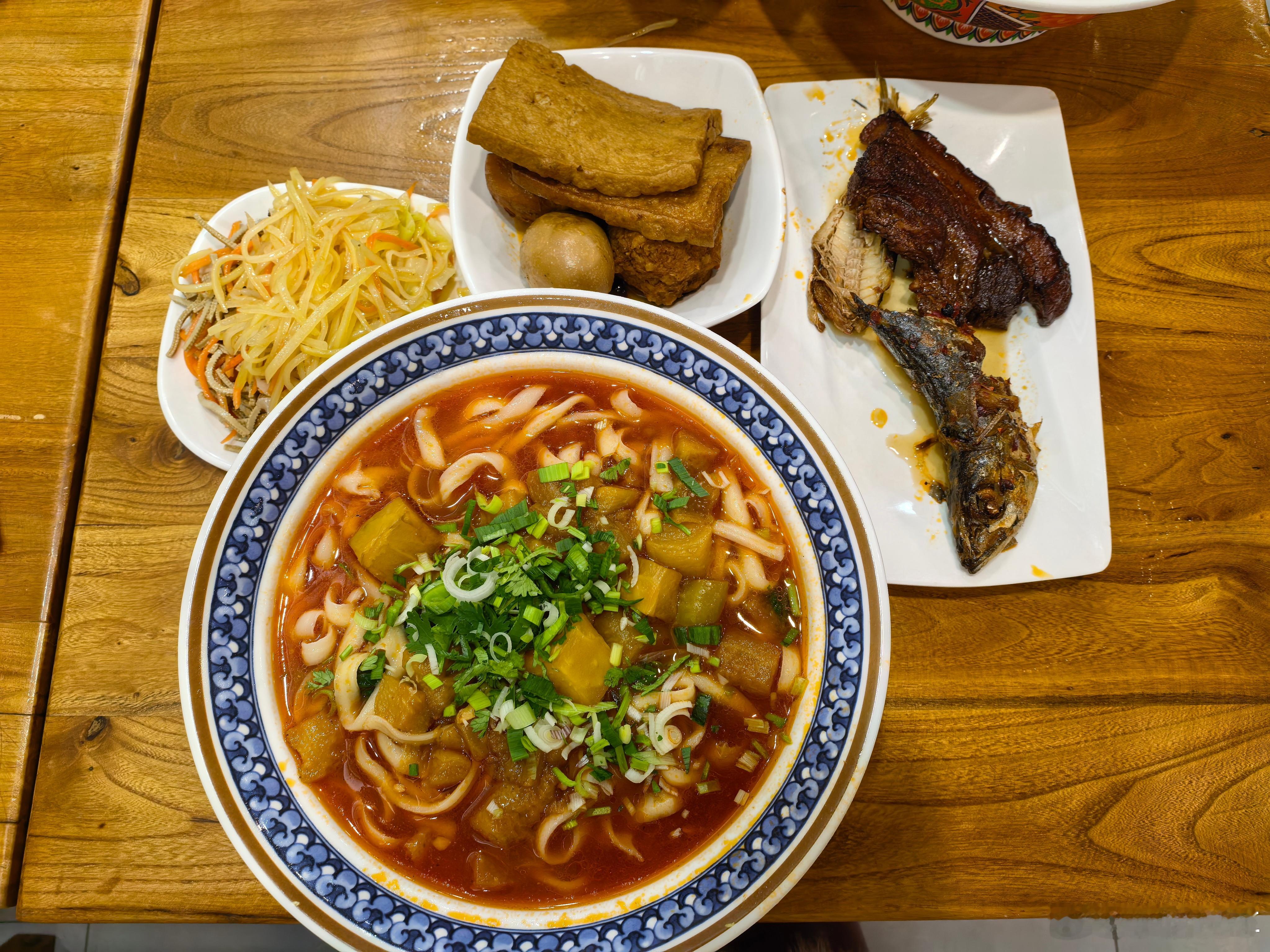 来北京一天吃两顿白天一顿刀削面晚上一顿汽锅鱼你们说我这么吃能瘦吗？ 