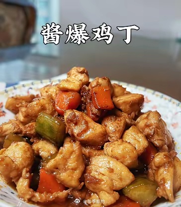 前两天74岁的迟重瑞在南锣鼓巷吃了一顿饭。点了一盘醋溜土豆丝、一份酱爆鸡丁和一盘