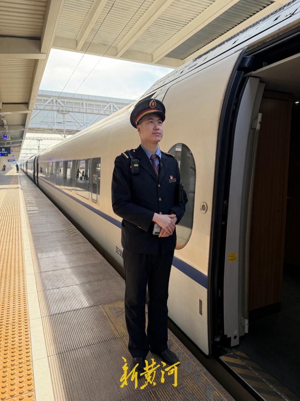 新黄河记者直击除夕铁路人：90后列车长十几年除夕在岗，“妻子理解是最暖的后盾”！