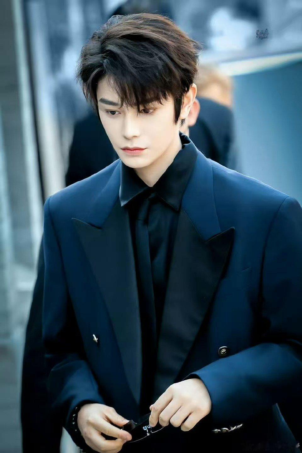 丁禹兮把水晶手串拆了送粉丝 不用刻意制造氛围感，本身的待人处事就足够动人，将水晶