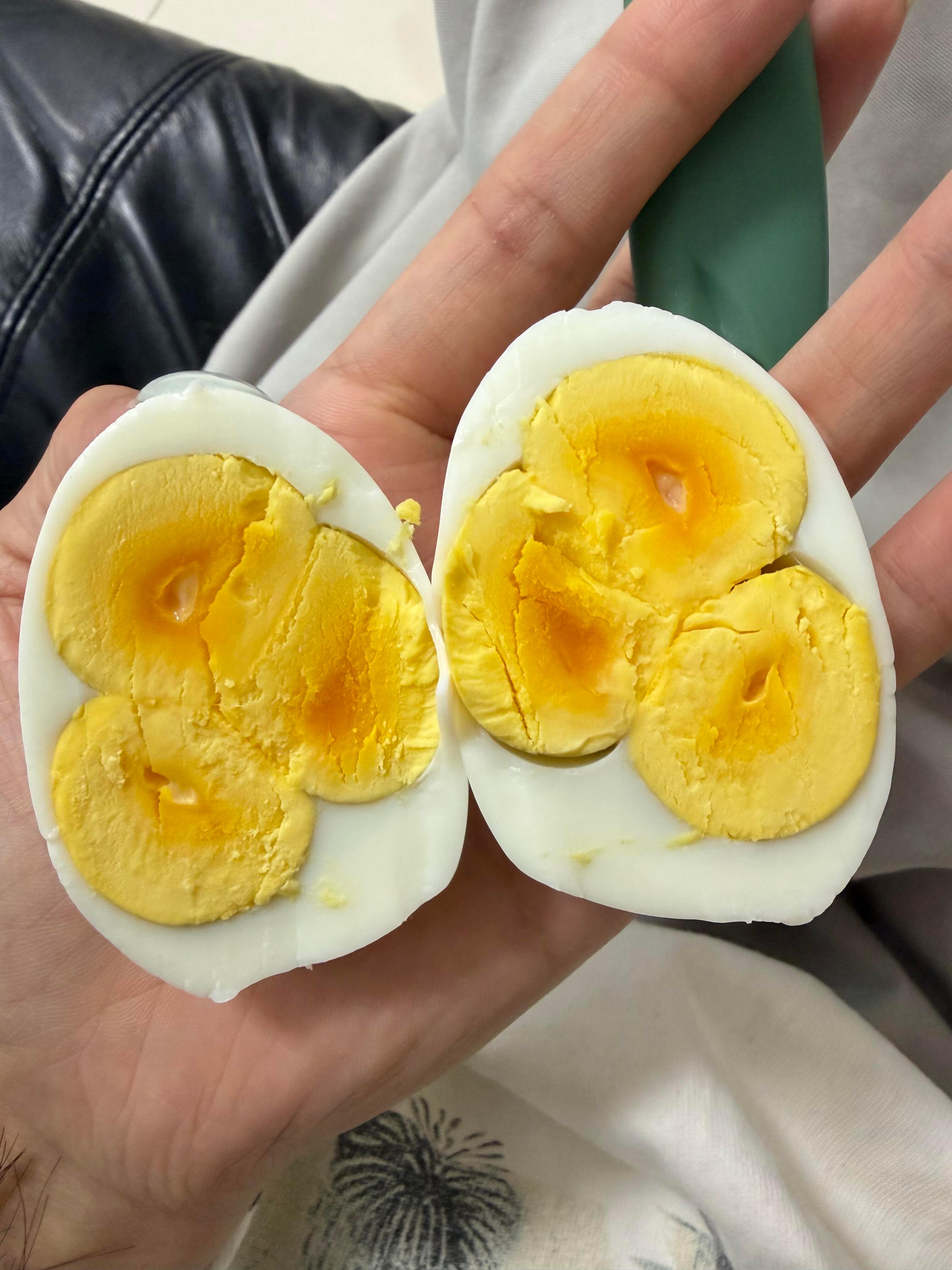 居然还有三黄蛋小小的鸡 大大的能量一代人有一代人的鸡蛋