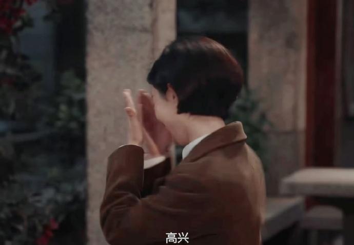 赵丽颖害羞捂脸镜头，好萌，期待小城大事！

2025娱乐年终盘点非正式跨年派对 