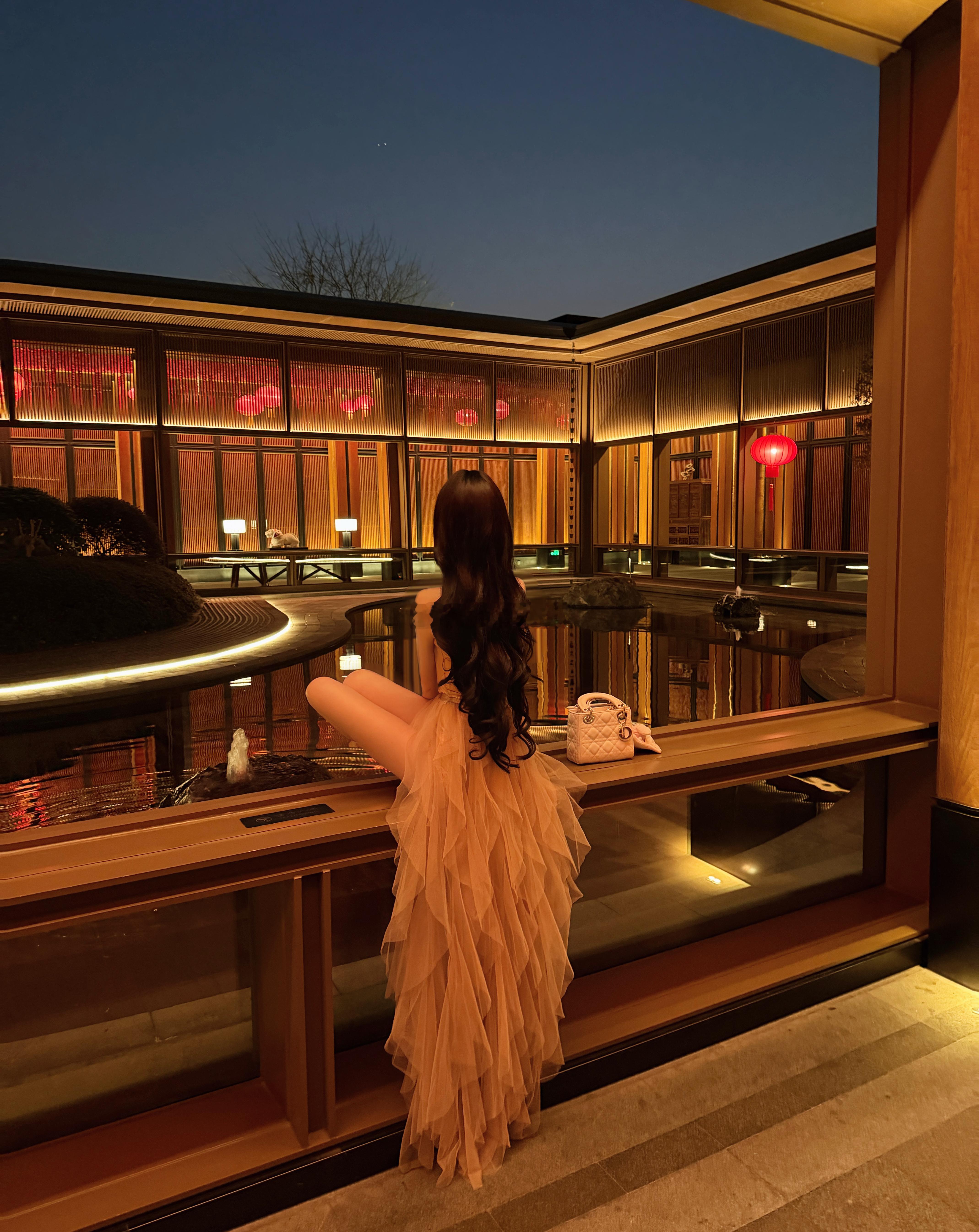 素腕牵尘缕 禅心渡落花 