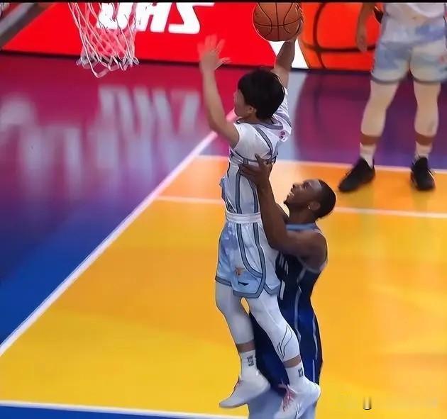 威姆斯助力徐杰圆梦
 
久违的梦幻联动！武汉NBA球星中国行活动现场，广东宏远三
