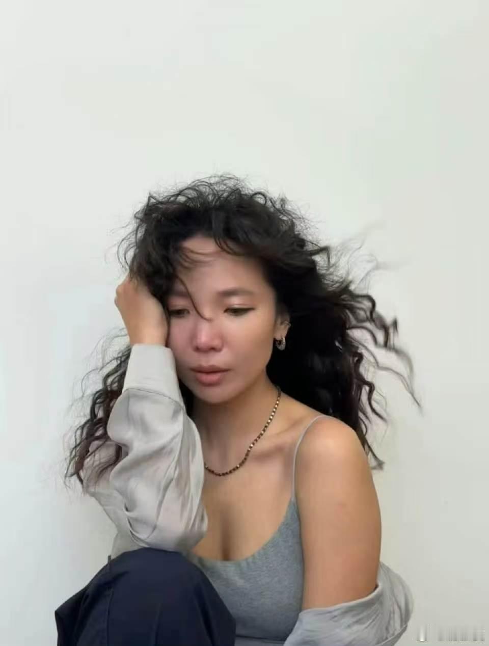 张婉婷坐飞机惊恐发作差点被驱逐张婉婷最近上热搜的频率有点高呀，是太想火了还得咋滴