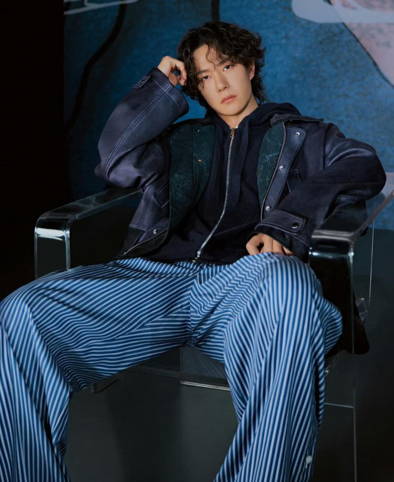 跟着王一博学穿搭哈哈哈
视频那套也好好看酷盖王一博 王一博