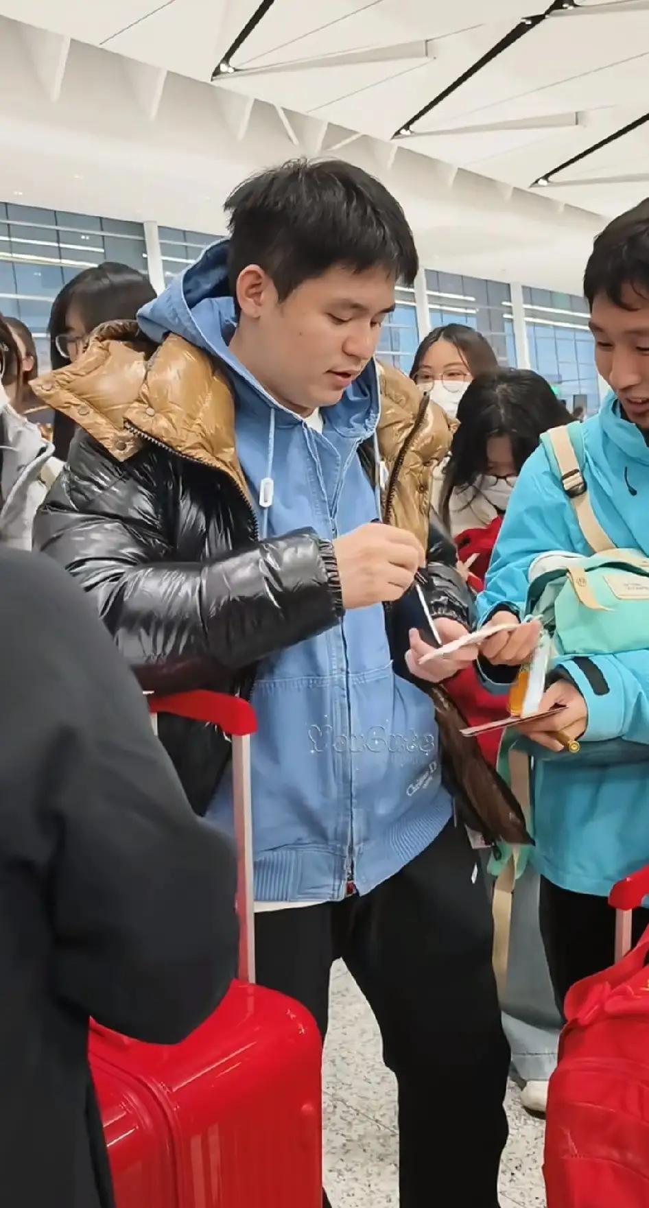 笑不活了！12.8林诗栋在机场给粉丝签名，一位男粉过来说:“我也姓林 林诗栋，给