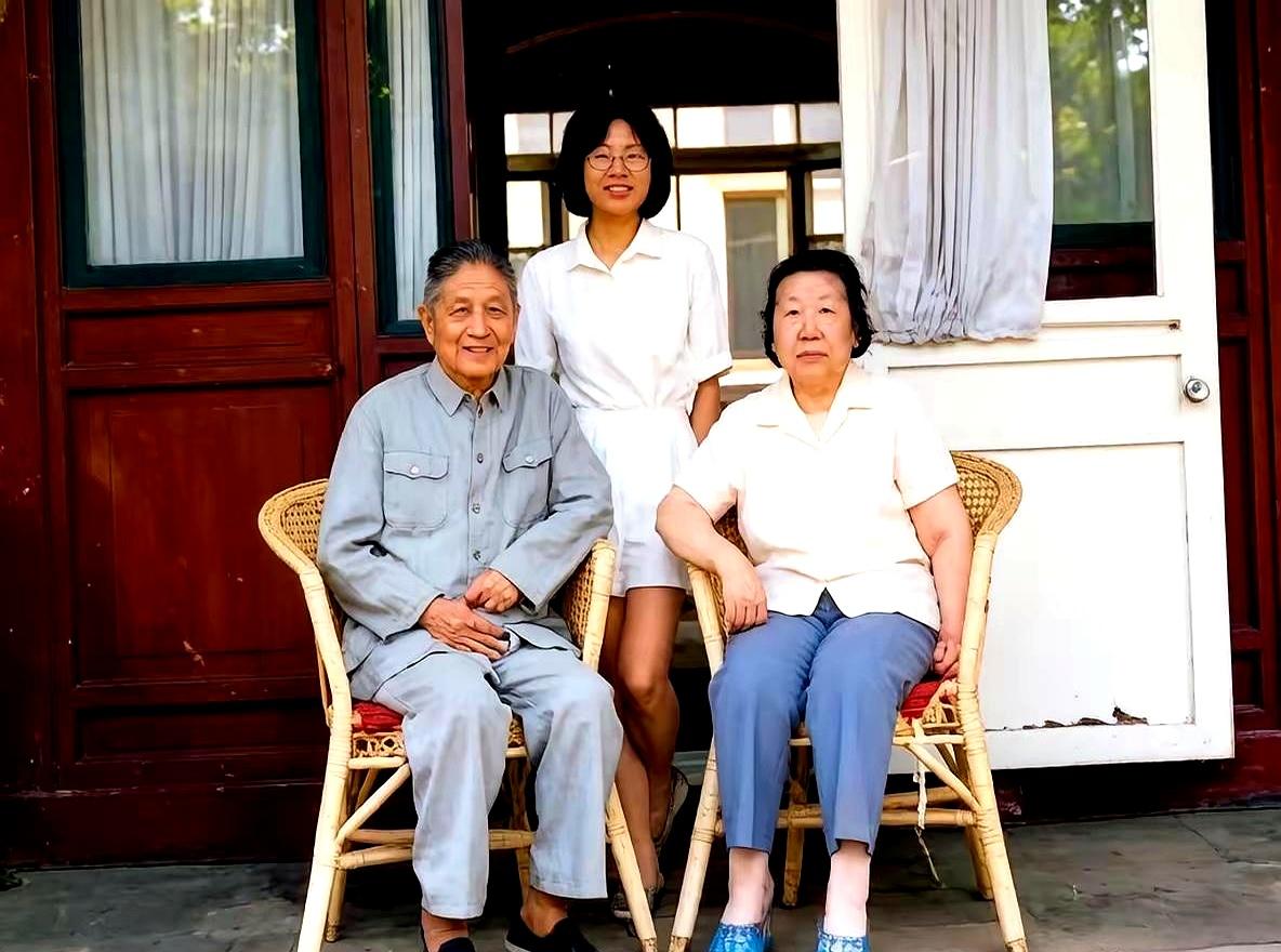 当真去打听一位“老前辈”时，才发现江湖早就散了。
问遍三百人，回答出奇一致：不知