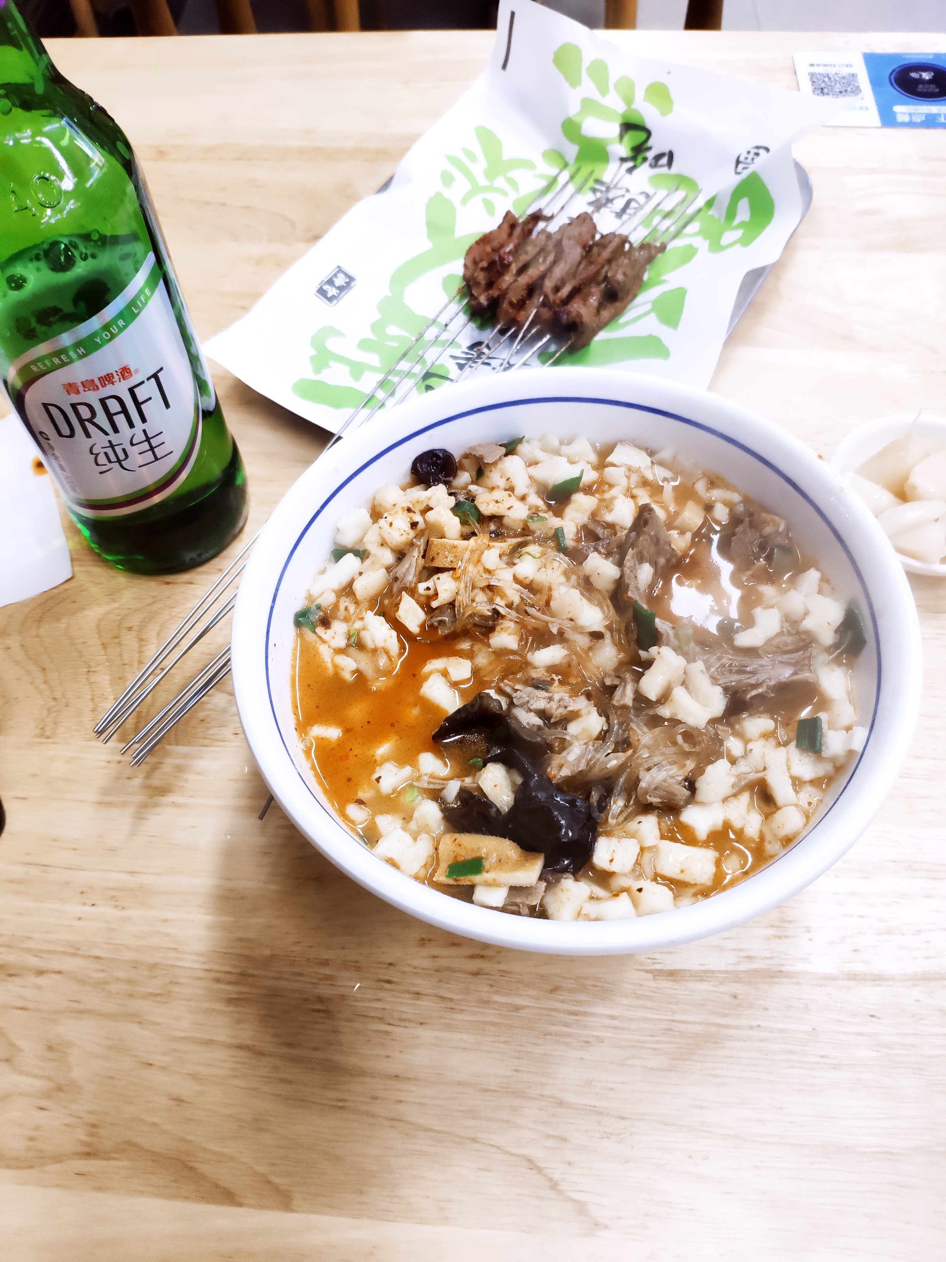 半夜落地，还是老样子，凌晨来一碗羊肉泡馍暖暖胃，去去疲。西安