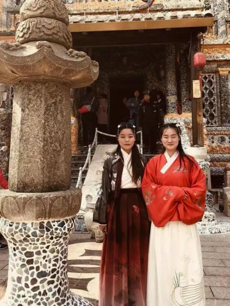 方圆天地，为头条联友对联：
问东南西北，相逢何处？
随春夏秋冬，多住几天！