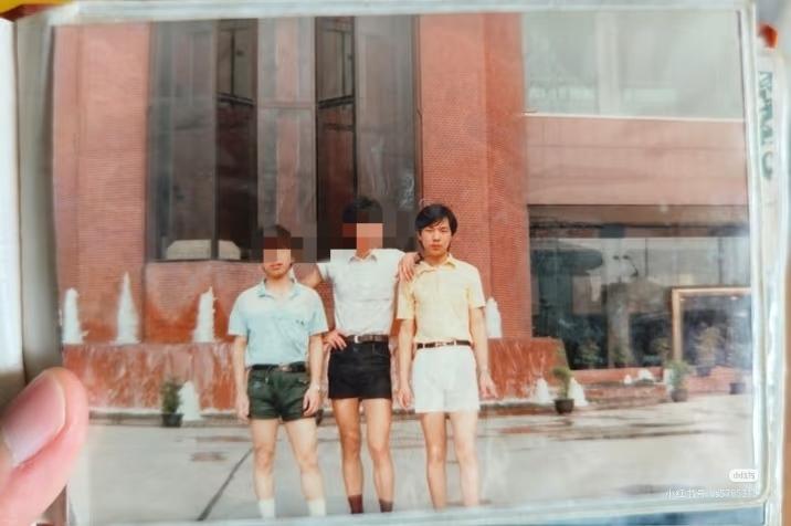那时候的男生可真敢穿啊
快到大腿根的短裤
露出了大白腿
现在可没有敢这么穿的
现