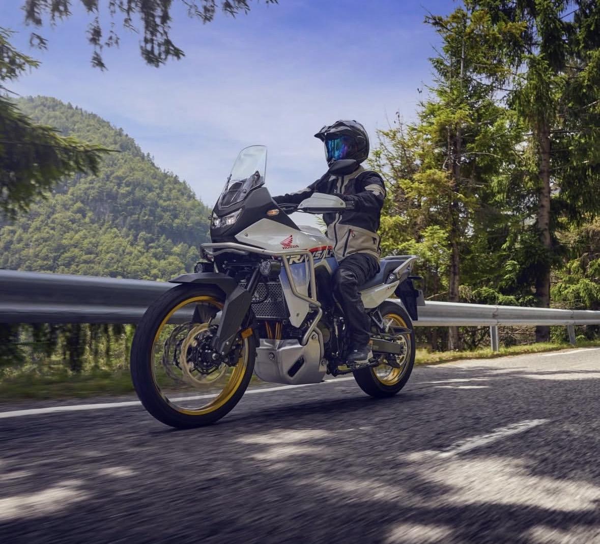 有些花开在春天
有些花开在别的季节
每个人花期不同
不必焦虑别人比你提前拥