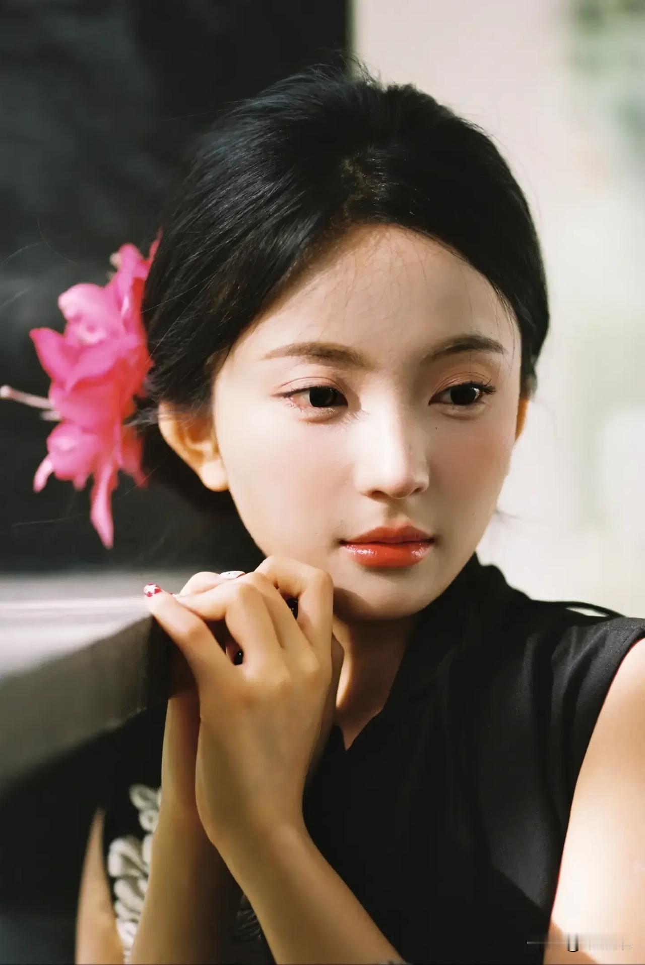 黑发红唇，优雅沉静，粉花点缀，气质如兰。