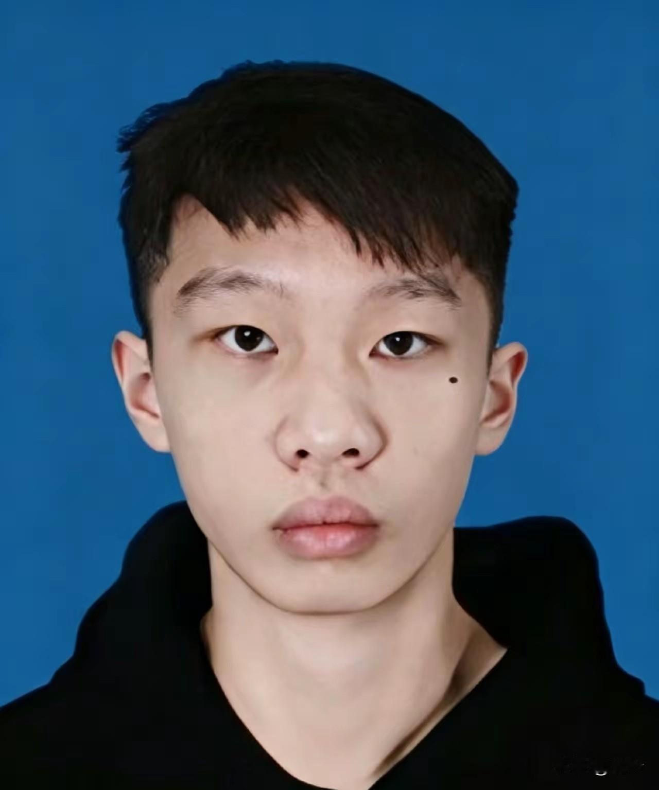 2004年1月，覃辉华生于广西桂林阳朔的一个壮族家庭，出事前，他是桂林信息科技学