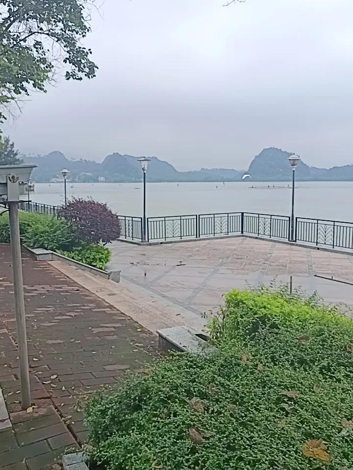 我在肇庆的七星岩风景区
发现一个很严重的问题
但不知道怎么说才好





你敢