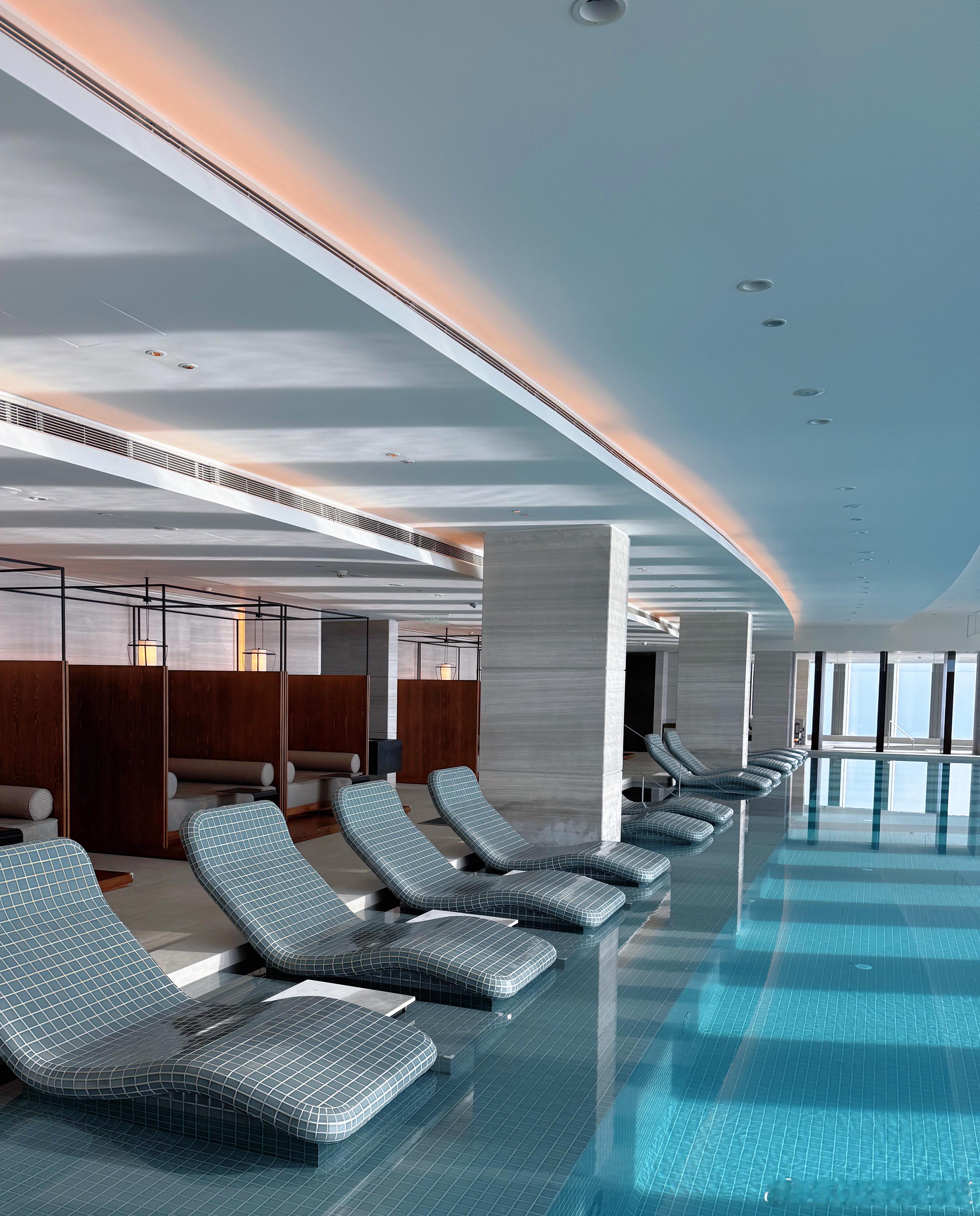 7点起床的好处就是能独占泳池🏊‍♀️  ​​​