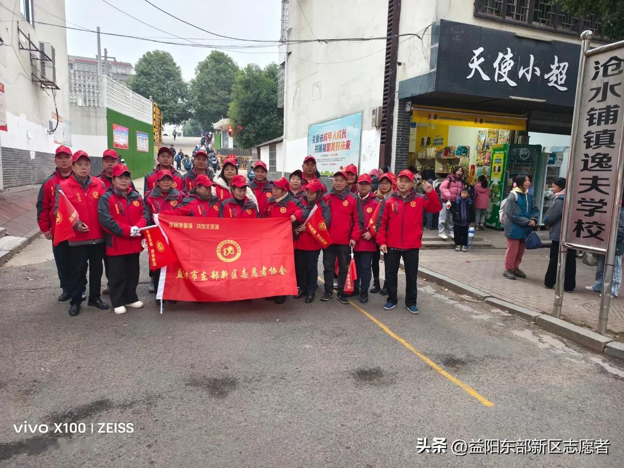 守护校园安全  共筑文明之路

       “同学们，请注意来往车辆，过马路要