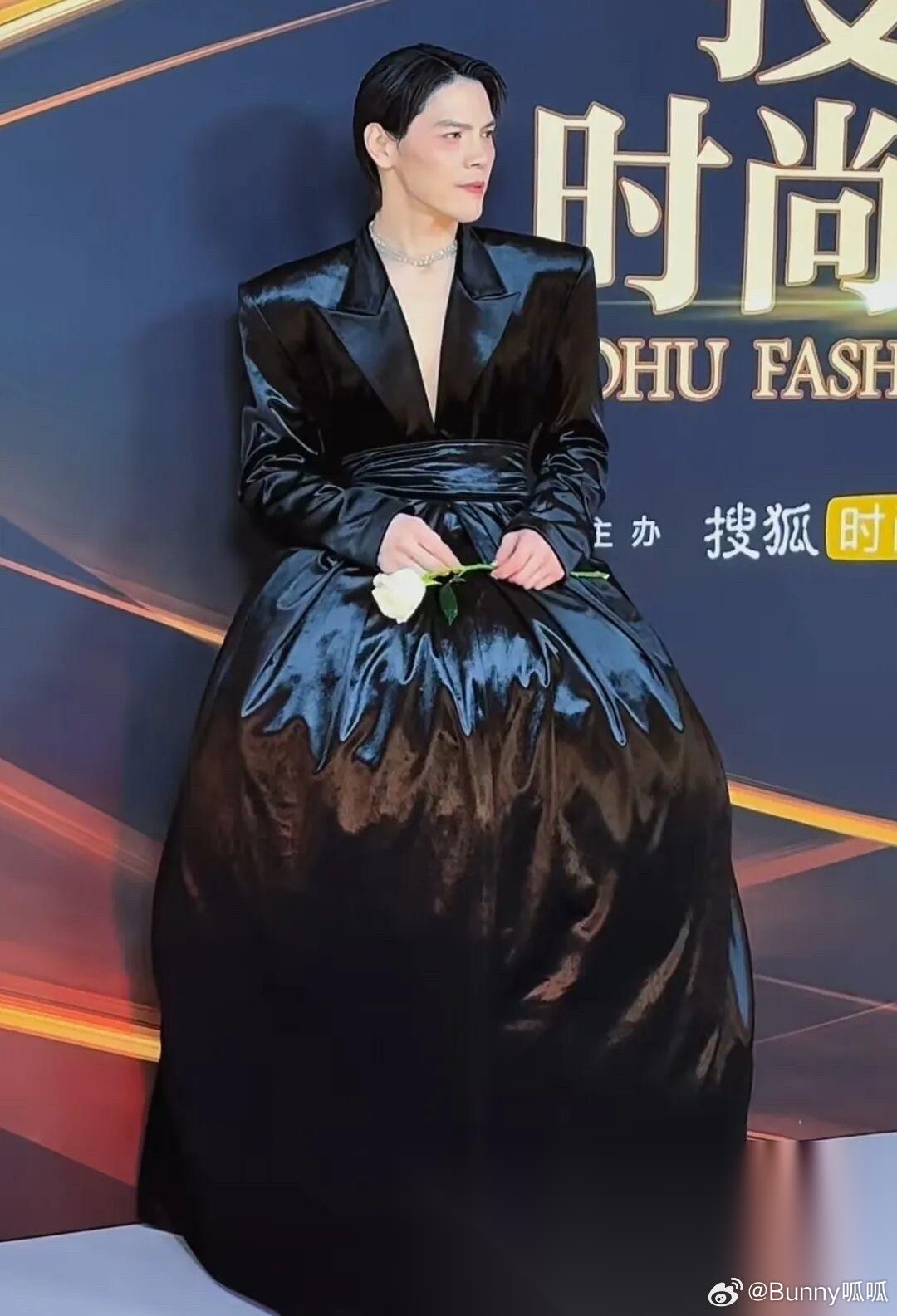 想知道，向太陈岚在直播中爆出的自家事情，哪些是真的呢？大多数都是为了流量效果吧！