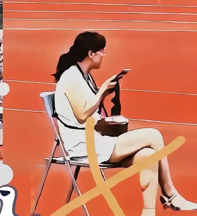 这个女子，因为升国旗时坐着看手机，被公司开除，并宣布“永不录用”。这件事传开之后