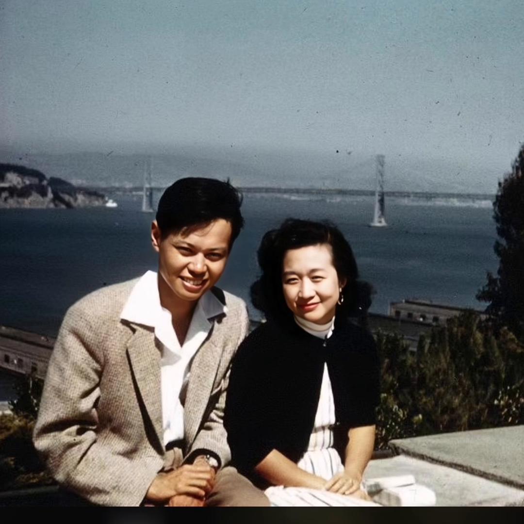 1956年，杨振宁和发妻杜致礼在旧金山的留念！两人郎才女貌，配一脸~

杜致礼不