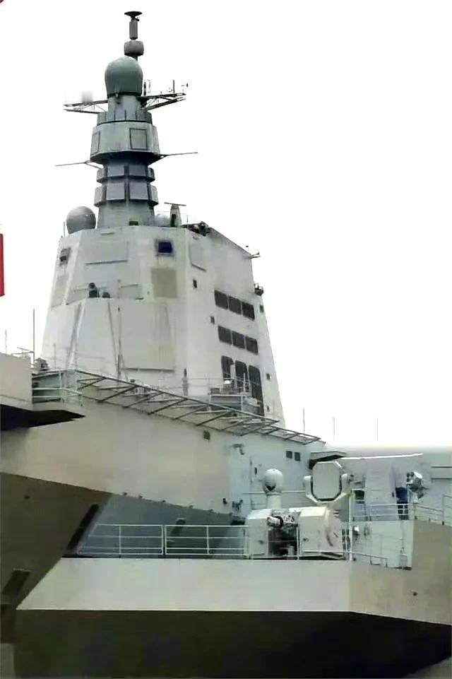 “福建”舰先进的有些“超纲”了，相控阵化程度堪称“丧心病狂”，美国“福特”号看了